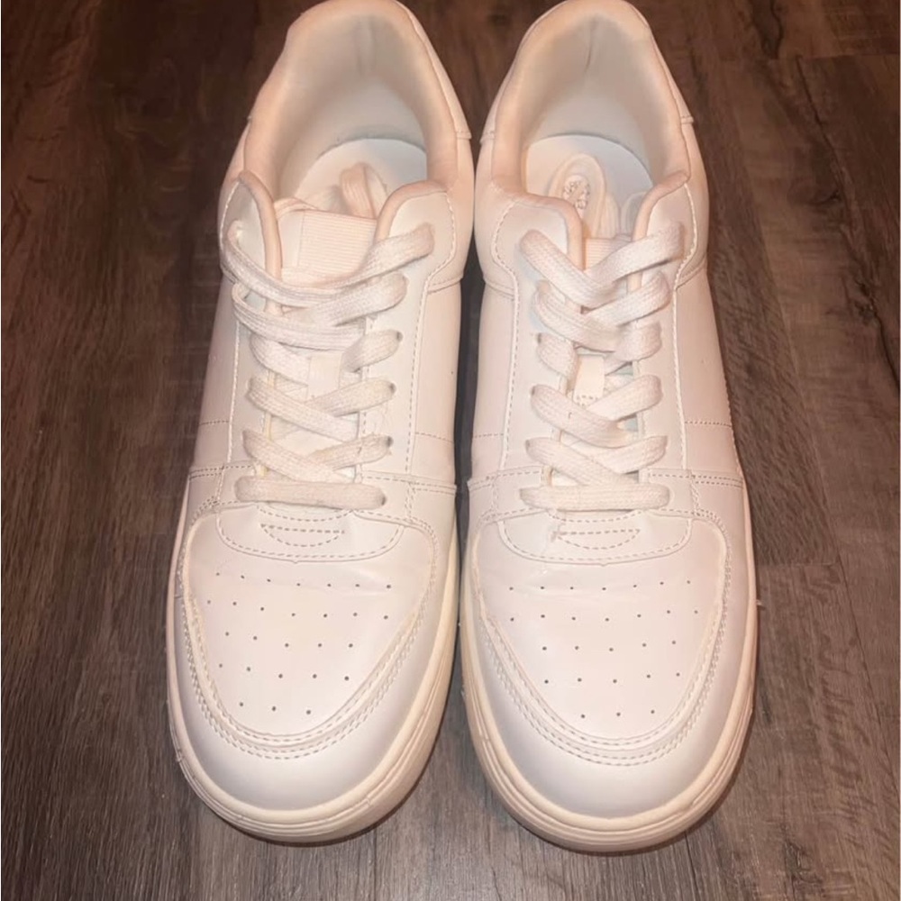wild fable White Women's Classic Low-Top Sneakers